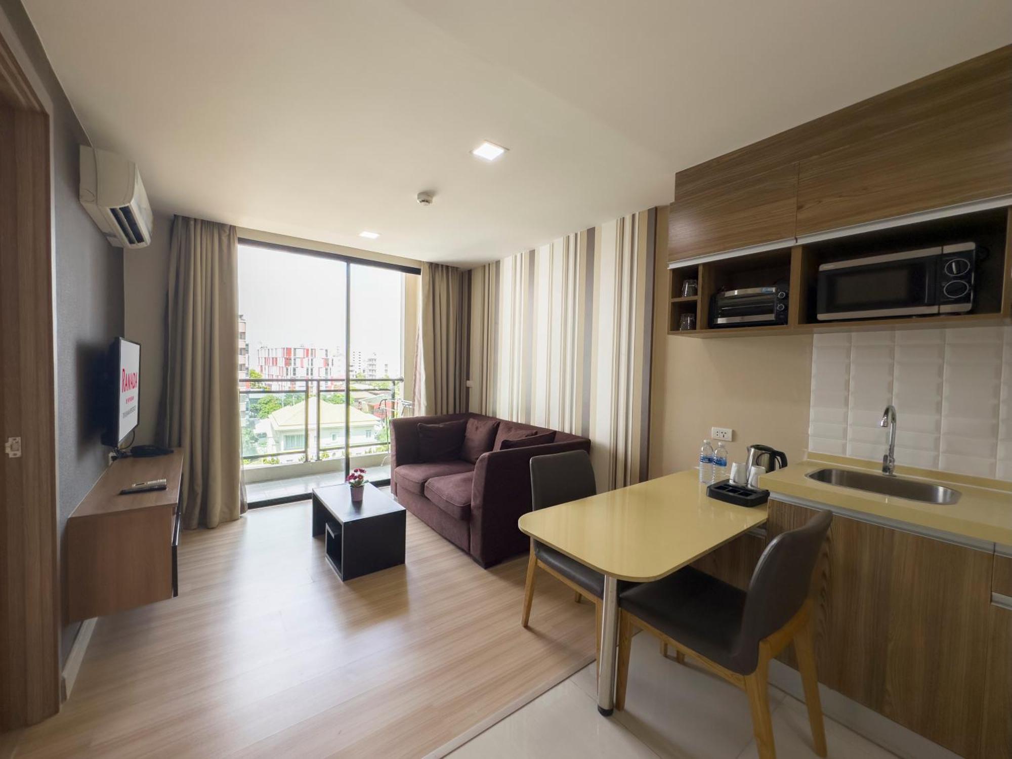 Ramada By Wyndham Bangkok Ten Ekamai Residences Exteriér fotografie