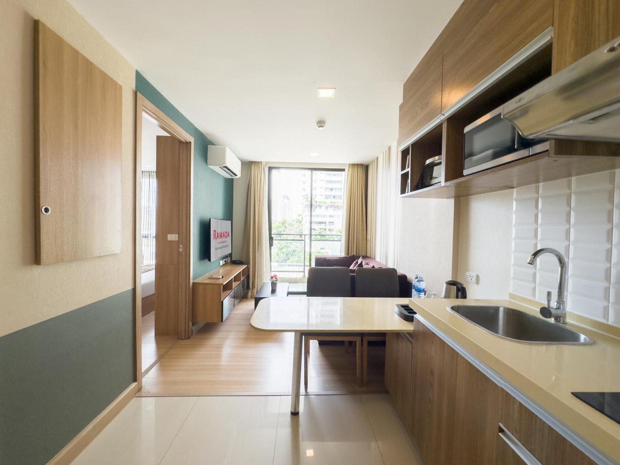 Ramada By Wyndham Bangkok Ten Ekamai Residences Exteriér fotografie